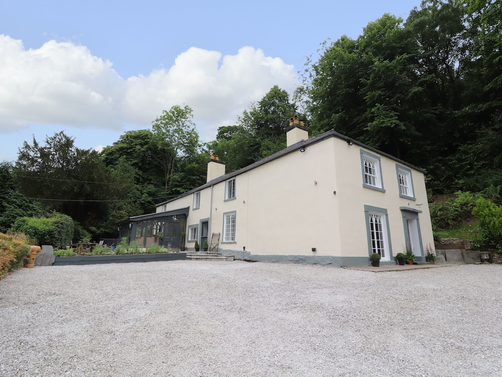 Cwmalis Hall