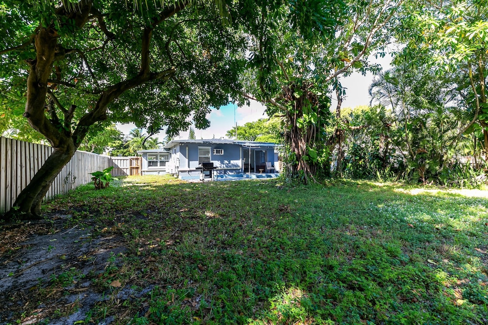 Bungalow With Large Backyard 5 min From Beach