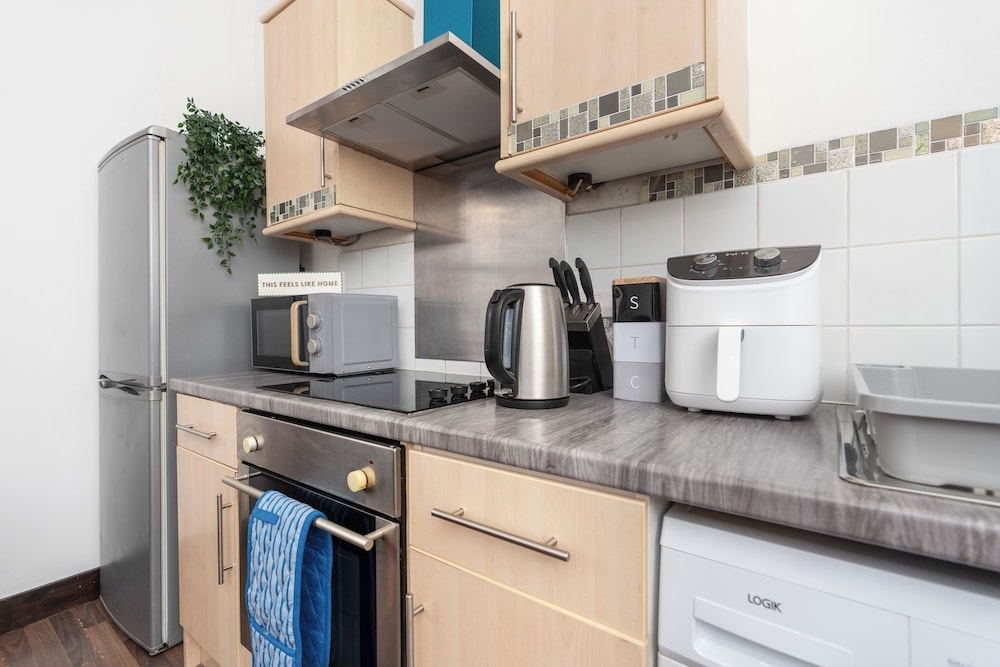 Modern 2-bed Home - Sleeps 6 & Free Parking