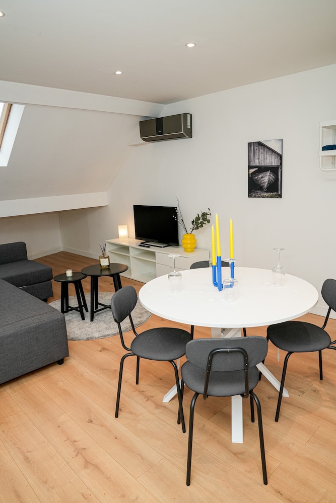 Modern 1BR 1LR Apartment Walk To Rabot