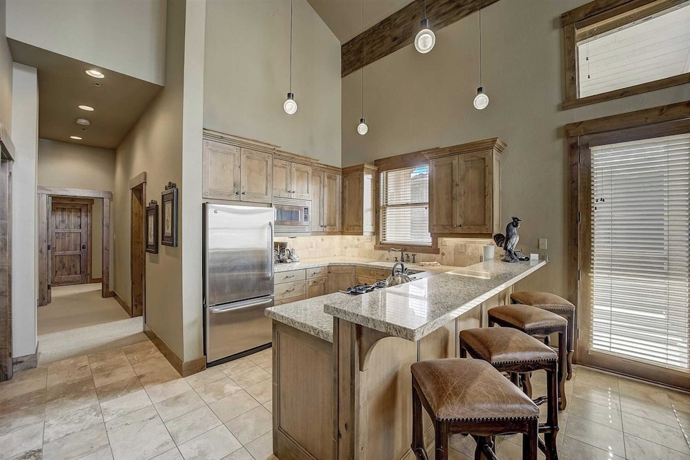 2 Condos Ski-in/ski-out at Deer Valley + Hot Tubs Mont Cervin by Avantstay