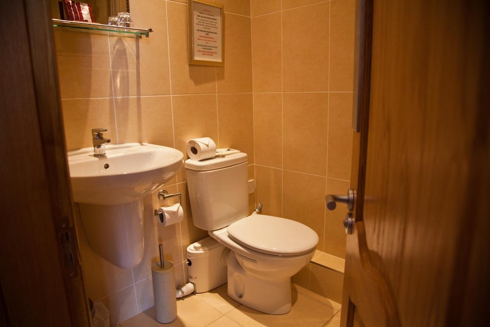 Dunfermline Vacations - The City Hotel - Property Image 4