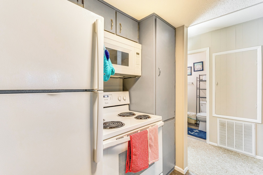 4 Mi to Greers Ferry Lake: Condo w/ Deck & Balcony