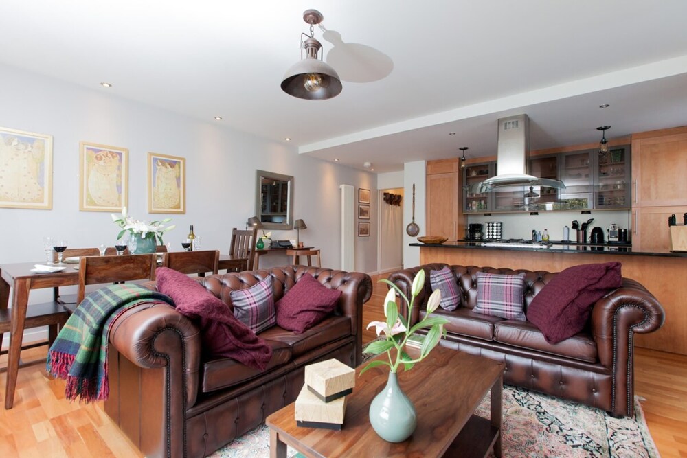 Holyrood Residence - Luxury Apartment With Parking