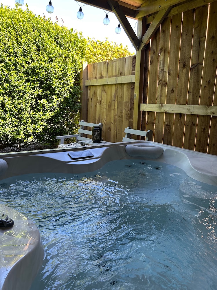 Fernlea Luxury Shepherds Hut - Sleeps 2 & Hot Tub