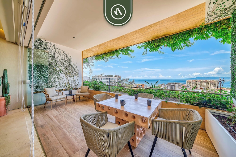 Luxury 1BR Condo With Private Terrace - Ocean View