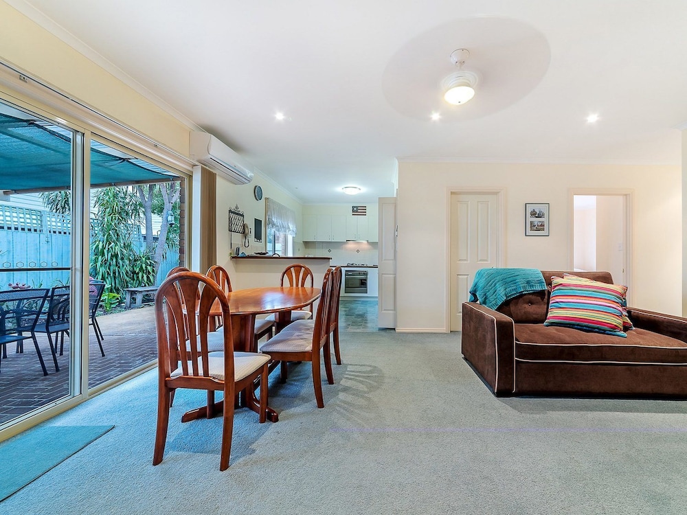 Cosy Unit at 2-3 Wyndham in Cowes view 4