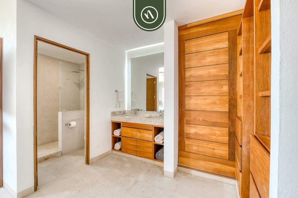 Luxury 4 BR Condo - Amazing Bay View - Pool
