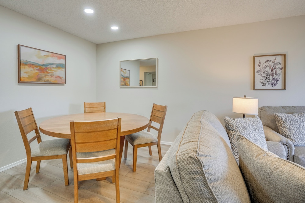 Patio + Pool Access: Golf Getaway in Peoria