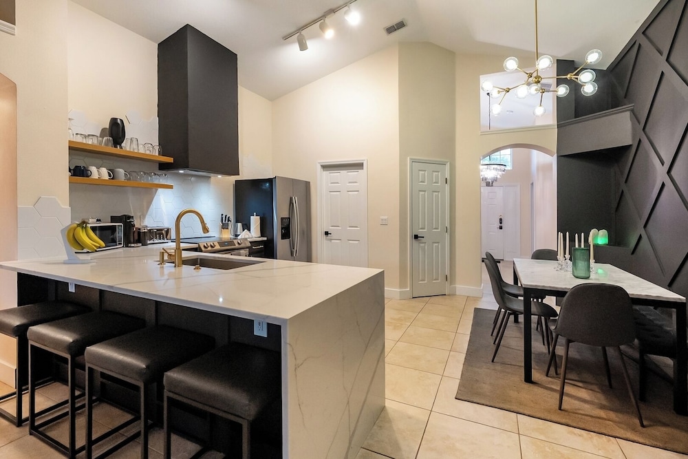 Cozy Queen BR + Pool Access Near Disney
