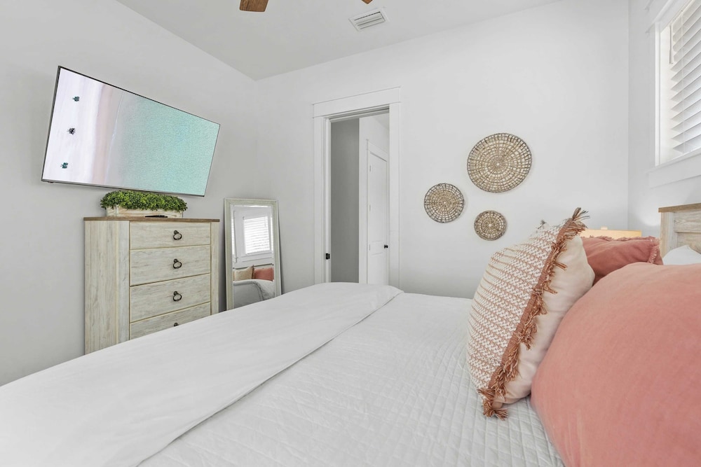 Sleeps 34! 2 Homes, Private Pools, Firepit, Golf Cart, Walk to Beach Seagrove San Juan by Avantstay