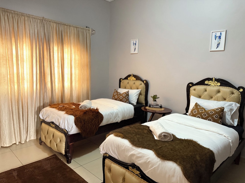 Spacious & Modern 3-bedroom Foxdale