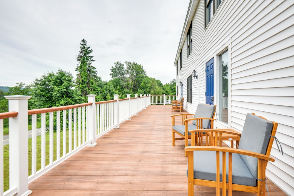 Meredith Studio Near Downtown: Hike, Swim, Ski!