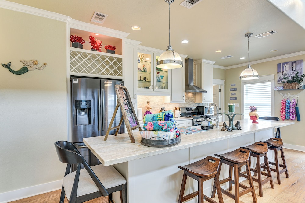 2 Blocks to Shore: Crystal Beach House w/ Yard!