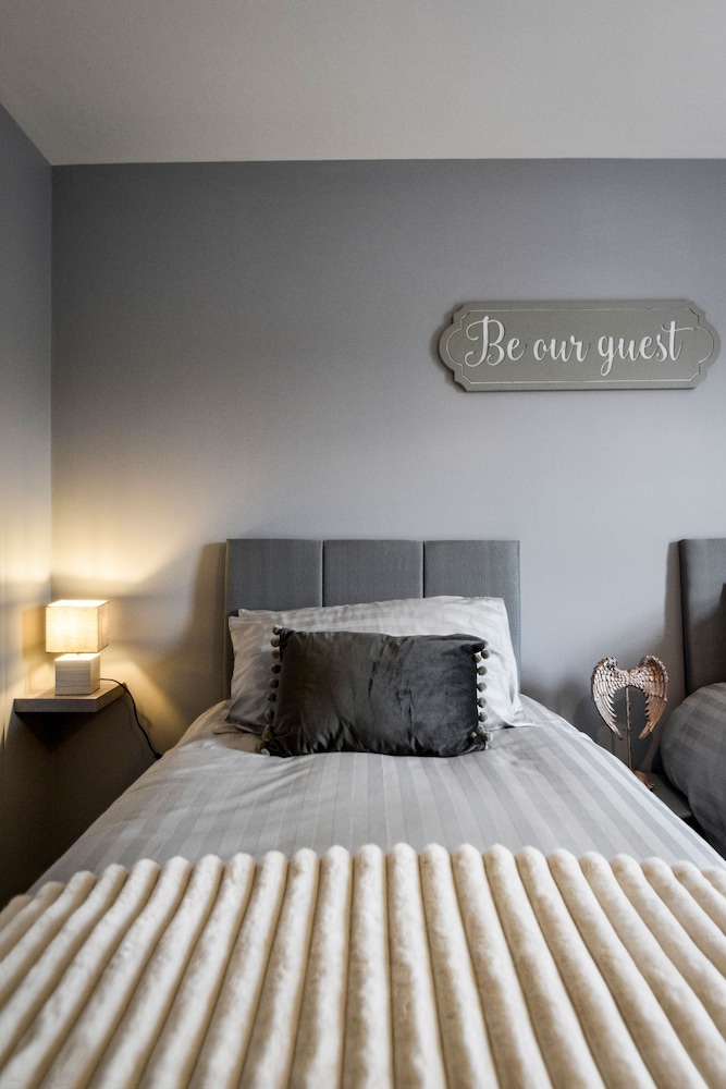 Immaculate 3-bed House in Newcastle view 2