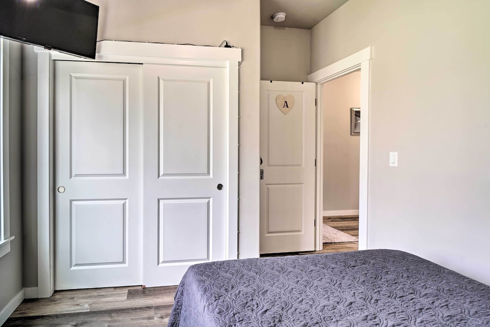 Medford Vacations - Modern Medford Escape 3 Mi to Downtown! - Property Image 21