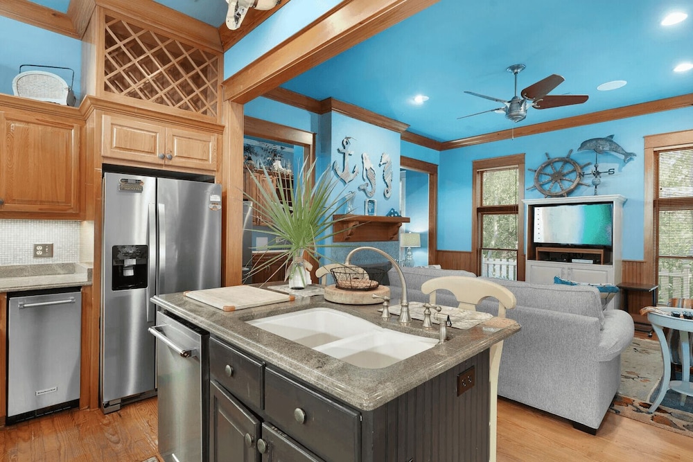 30A Grayt'n Greatful by Avantstay Charming Home+cottage, Walk to Western Lake