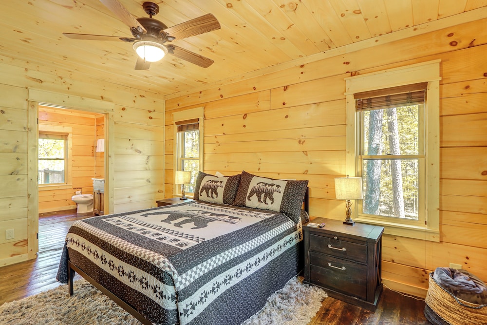 Ellijay Mountain Cabin w/ Hot Tub & Spacious Deck