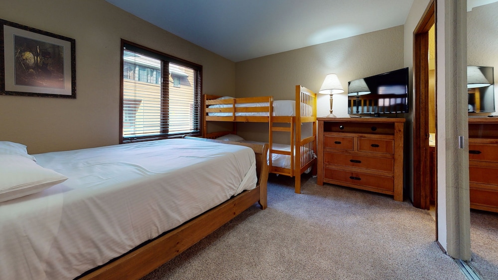 Helios North 6 Spacious and Bright, Pet-Friendly, Walk to The Village Gondola by RedAwning view 4