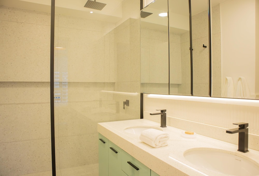 w Inviting 3BR w Balcony in Hip Miraflores