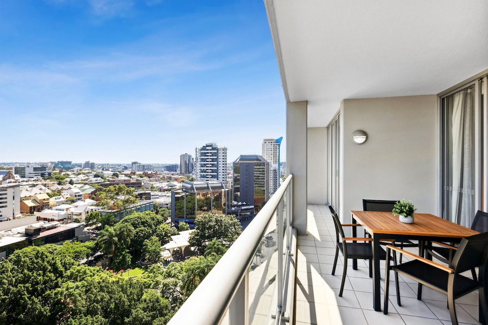 2-bed City Abode With Swimming Pool, Gym & Views