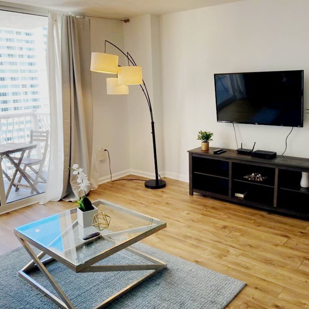 Modern 1-br Condo in Upscale Brickell Locale
