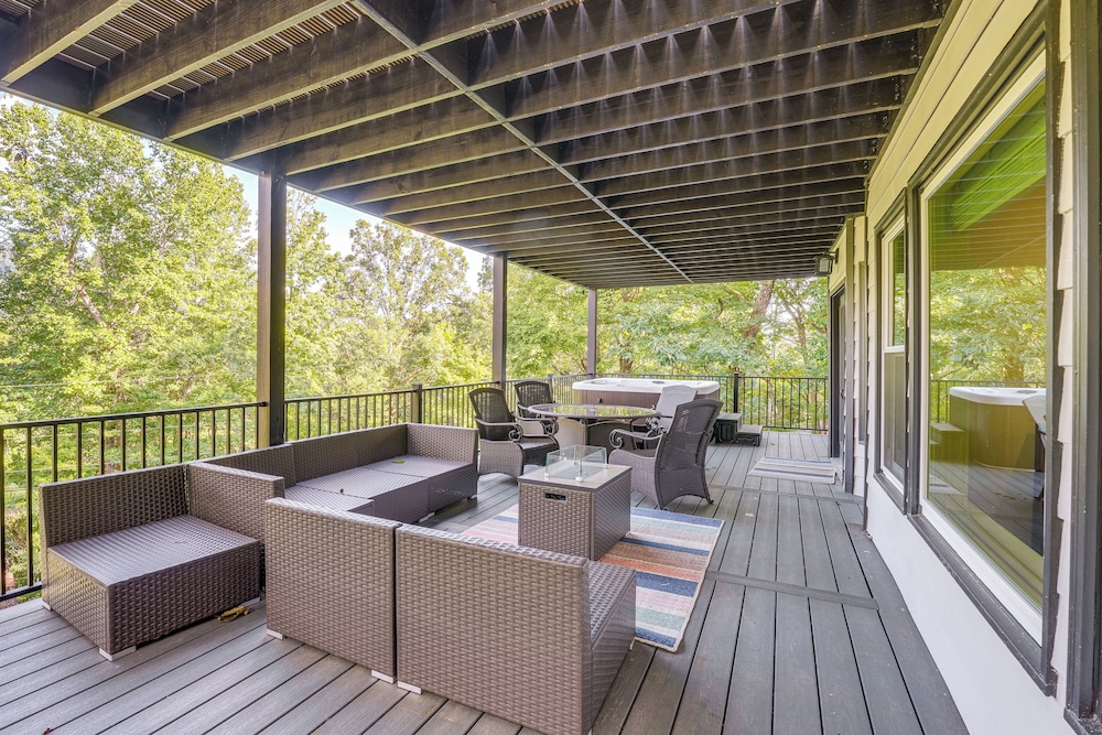Hot Tub, Decks & 2 Kitchens: Mtn-view Jasper Gem!