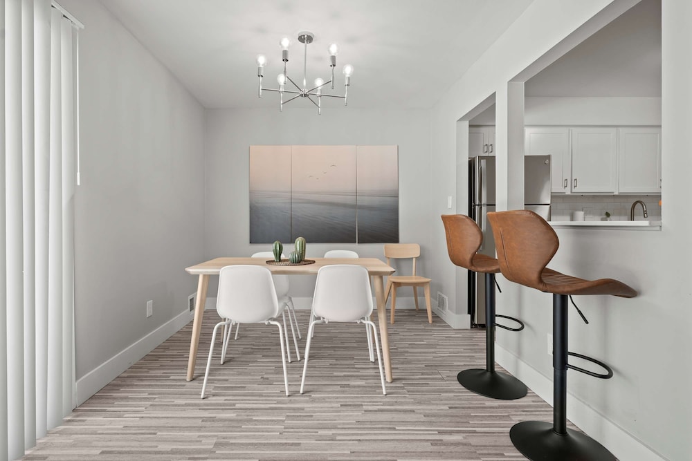 Spacious 2BR 2BA Apartment in the City