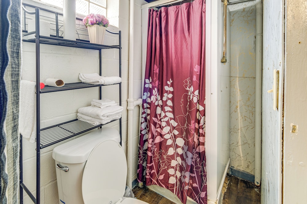 8 Mi to Dtwn Cleveland: Quiet Home w/ Fenced Yard