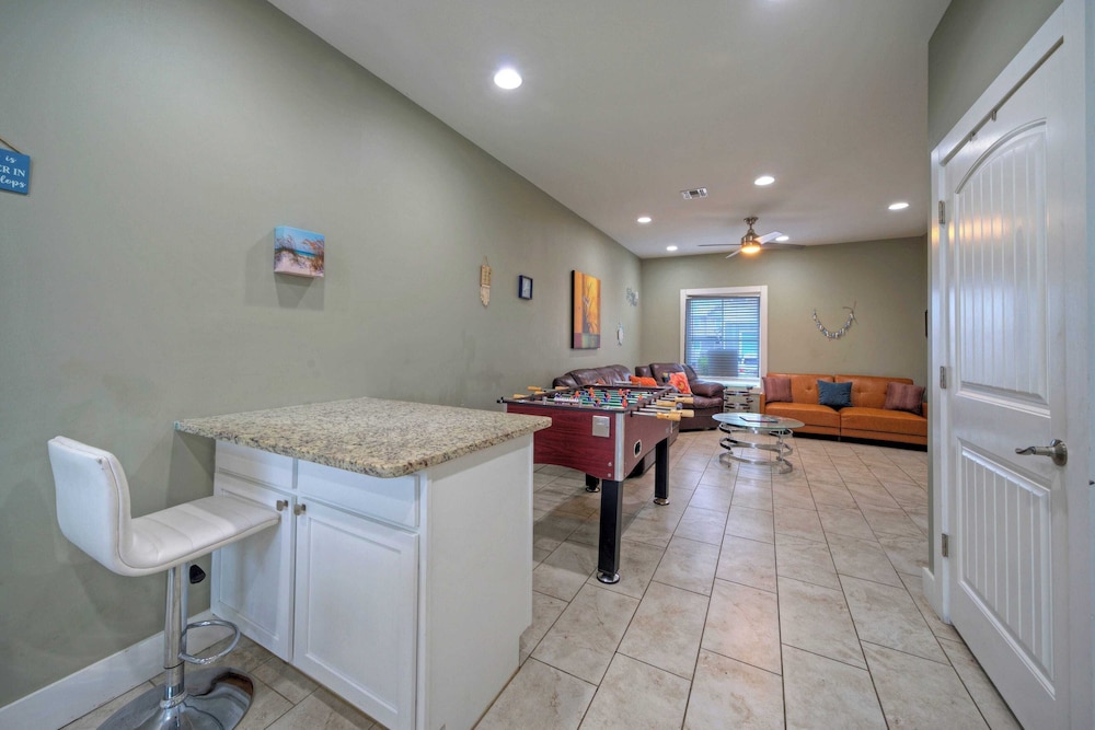 Sleeps 19 2 Homes w/ Pool, Foosball+shuffleboard Mins to the Beach + Shops