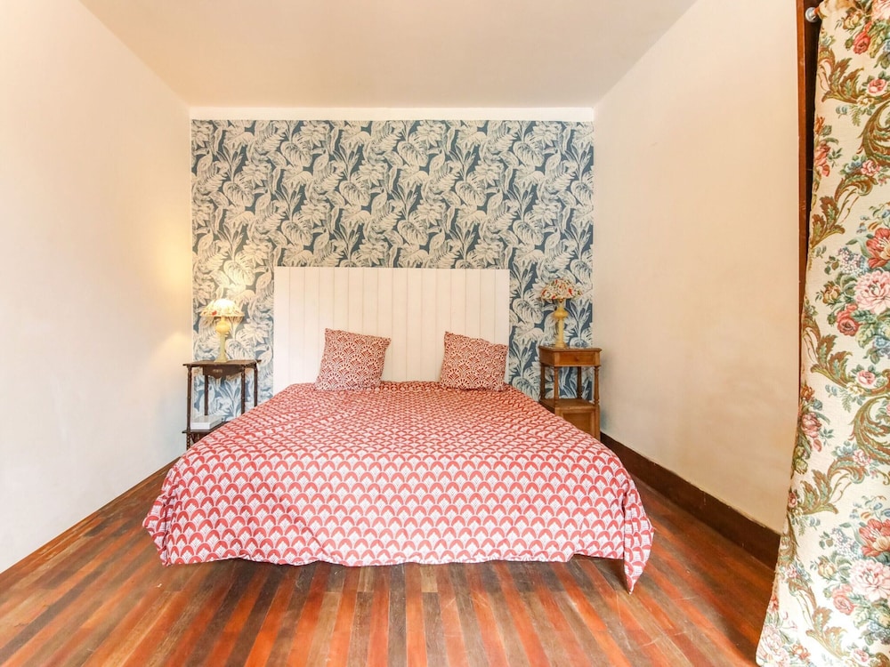 Traditional Holiday Home in Brinon sur Beuvron