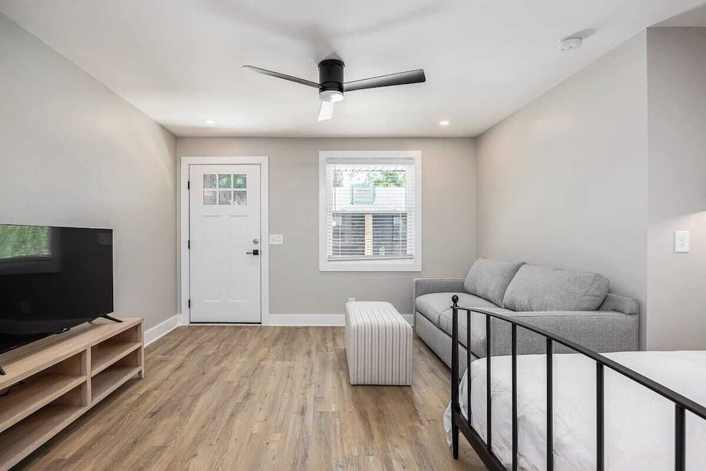 The Nomad: 4 1brs, 2 Studios 24-guest Retreat