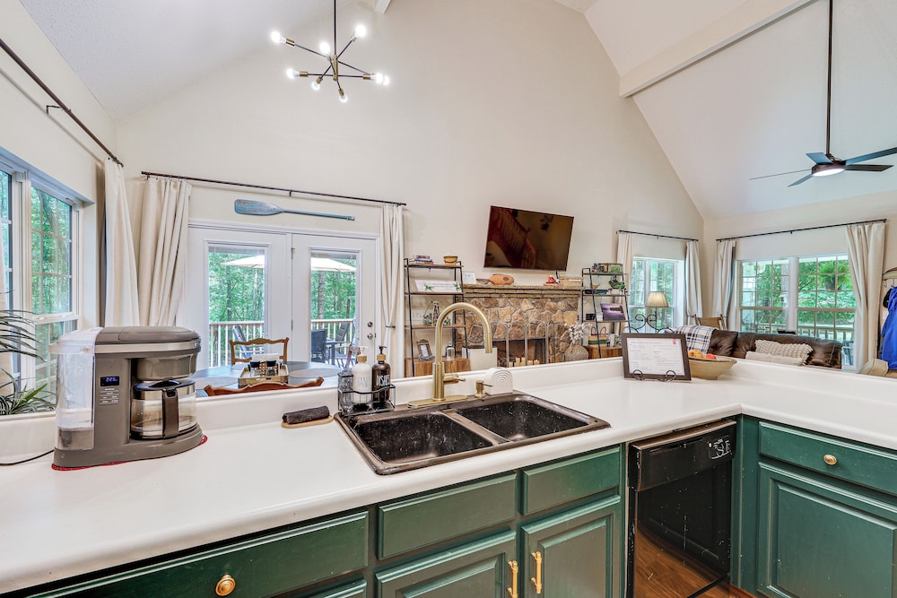 Fisher's Retreat Near Lake Thurmond: Tignall Home