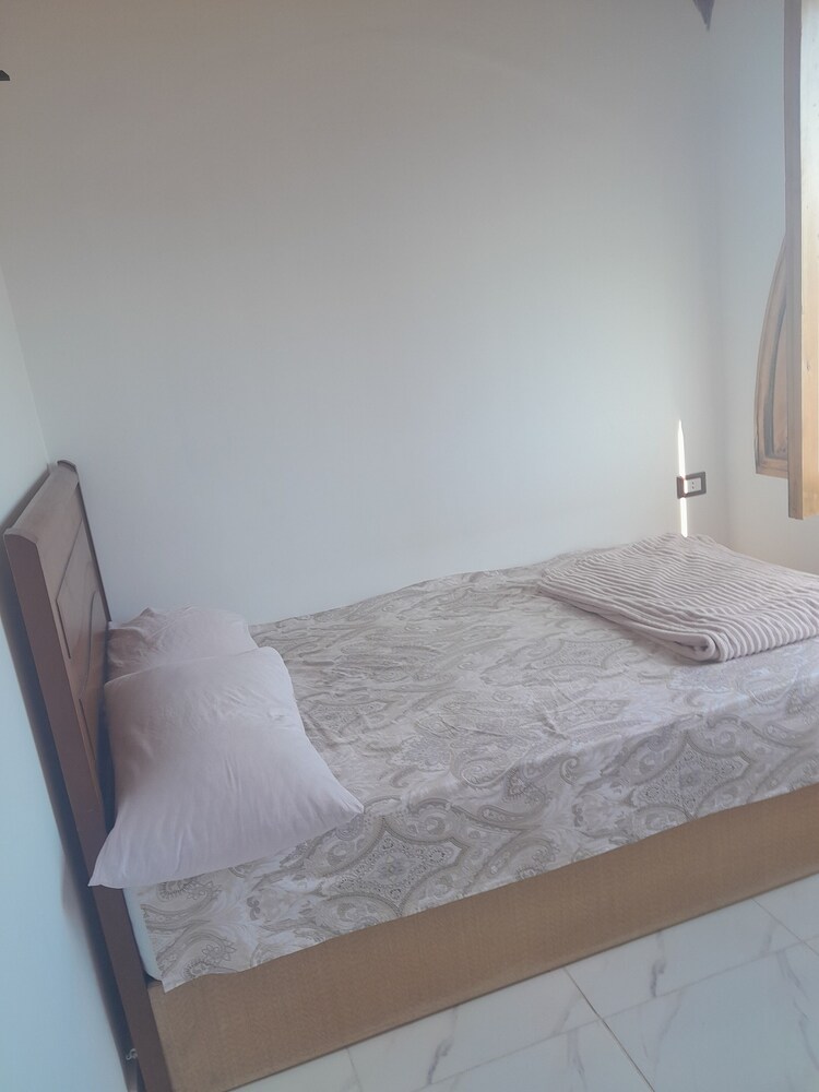 3-bed Sleeps 6 With Sea View & Free Parking view 5