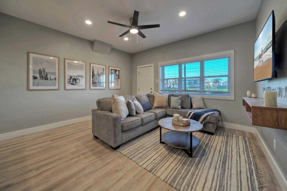 Steps to Sandfest 2 Condos in Beachfront Complex w/ Pool, Pickleball/tennis