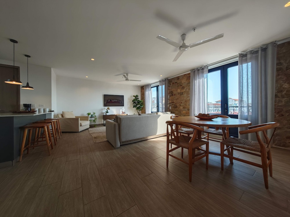 w Grandiose 1BR w Balcony in Casco Viejo