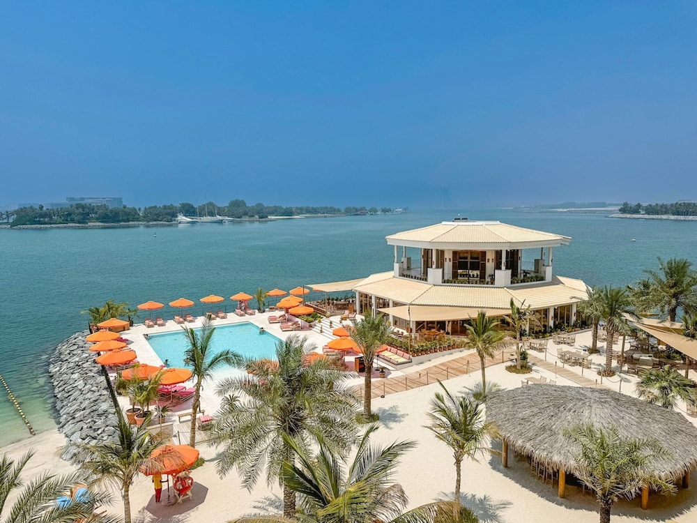 Peaceful and Airy 1-bedroom Apartment With the Palm Beach View