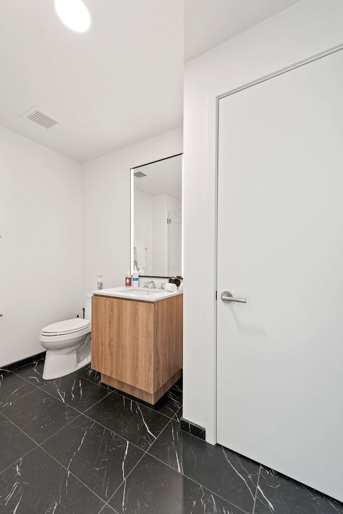 High-rise 65 Fl Apt w Lux Amenities Lake Views