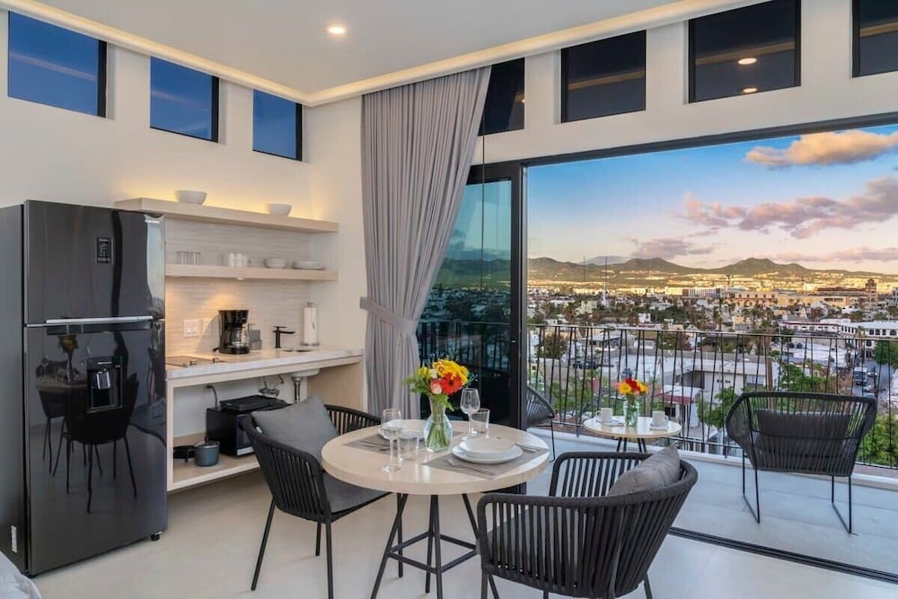 New 1BR Condo Near Marina and Downtown - Pool
