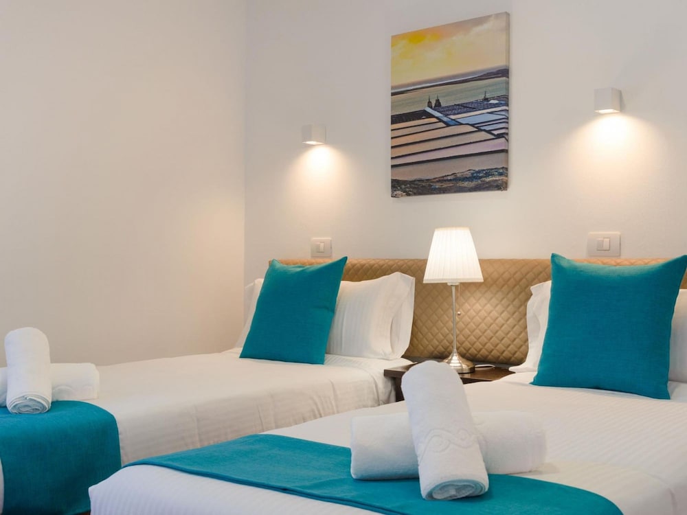 Apt 28 Famara