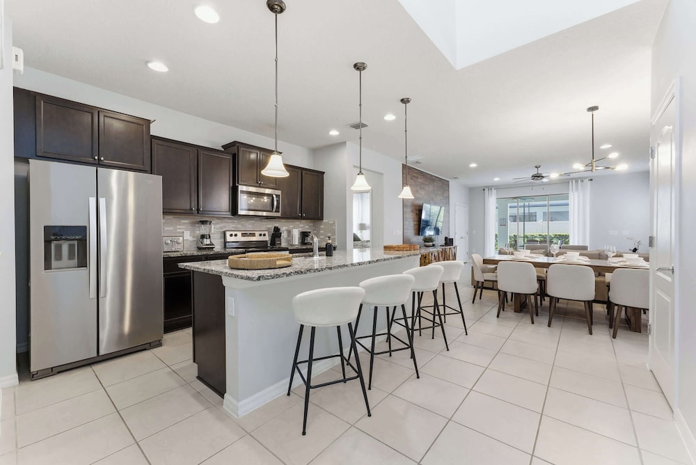 Family 6BR Home, Pool & Game Room