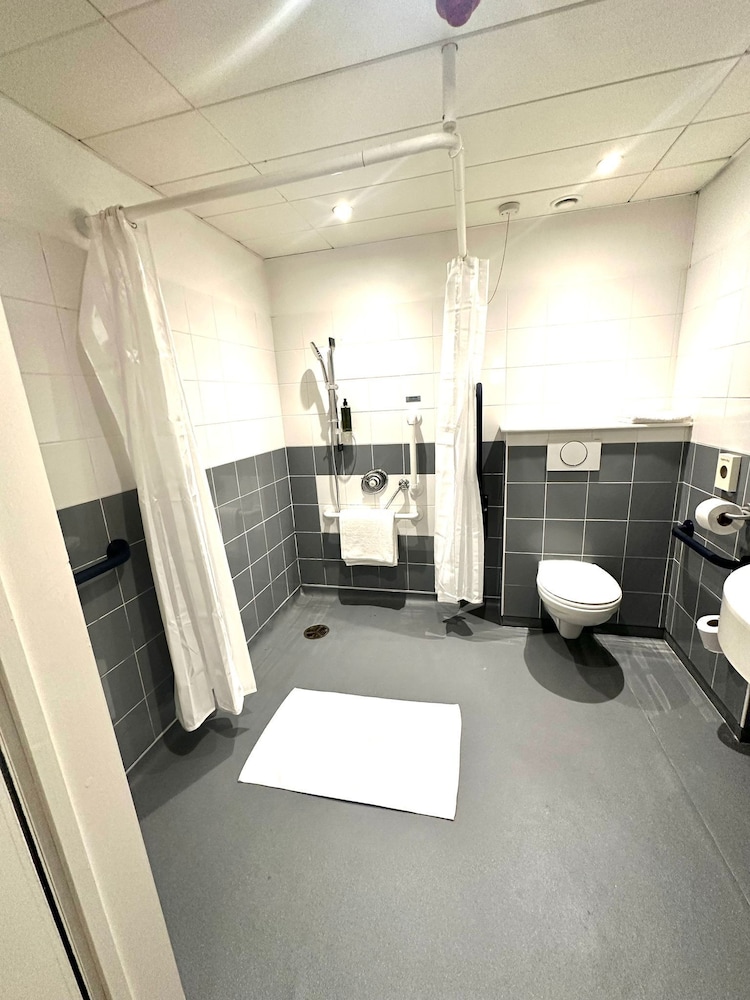Bradford Vacations - Cambridge Hotel Bradford Central - Property Image 9