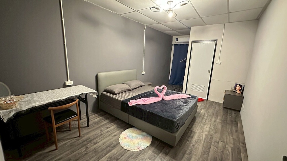 Disco Zoo Bar and Hostel