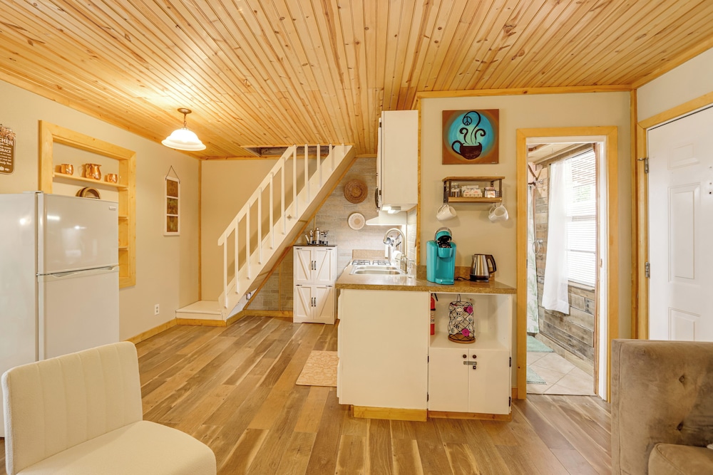 Pet-friendly Mtn Retreat w/ Yard in Blairsville!