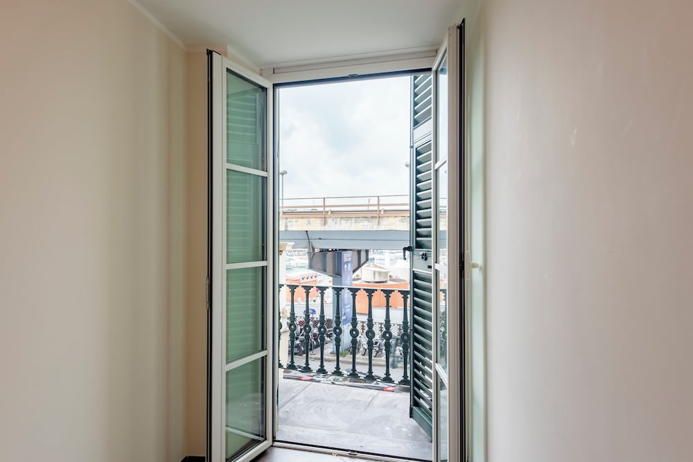 Beautiful Flat Next To Aquarium
