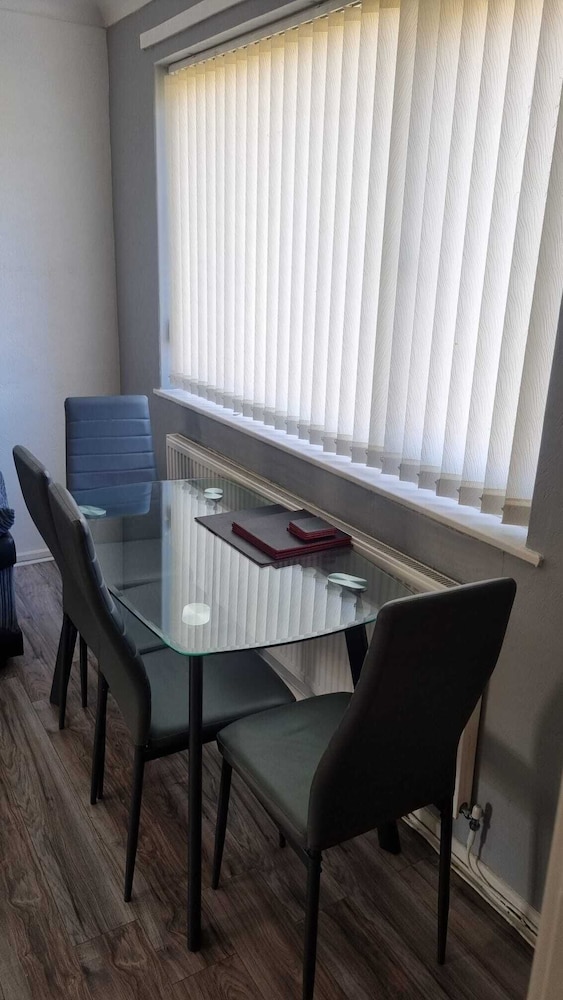 Doncaster-house-sleeps8-parking-garden