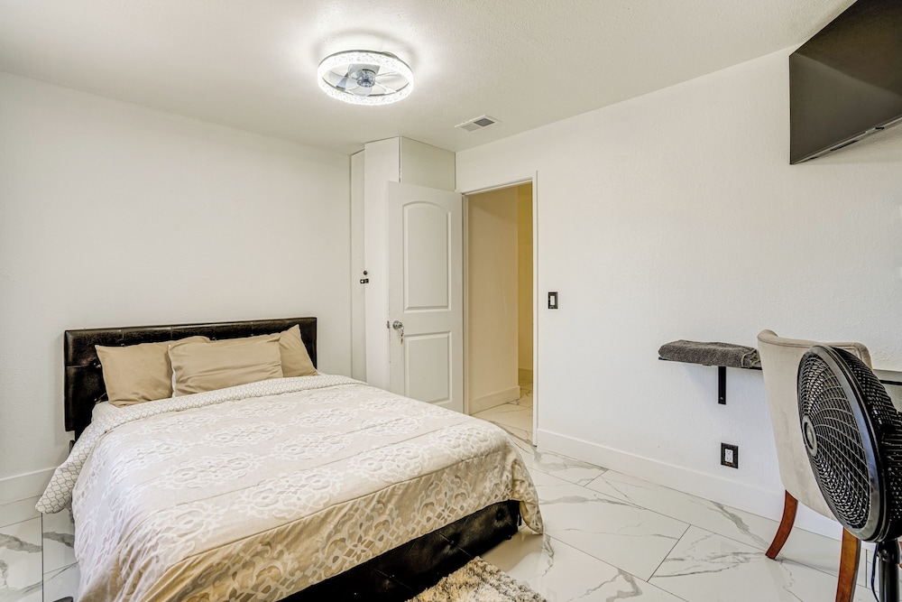 Bay & Hill Views: Modern Hercules Home