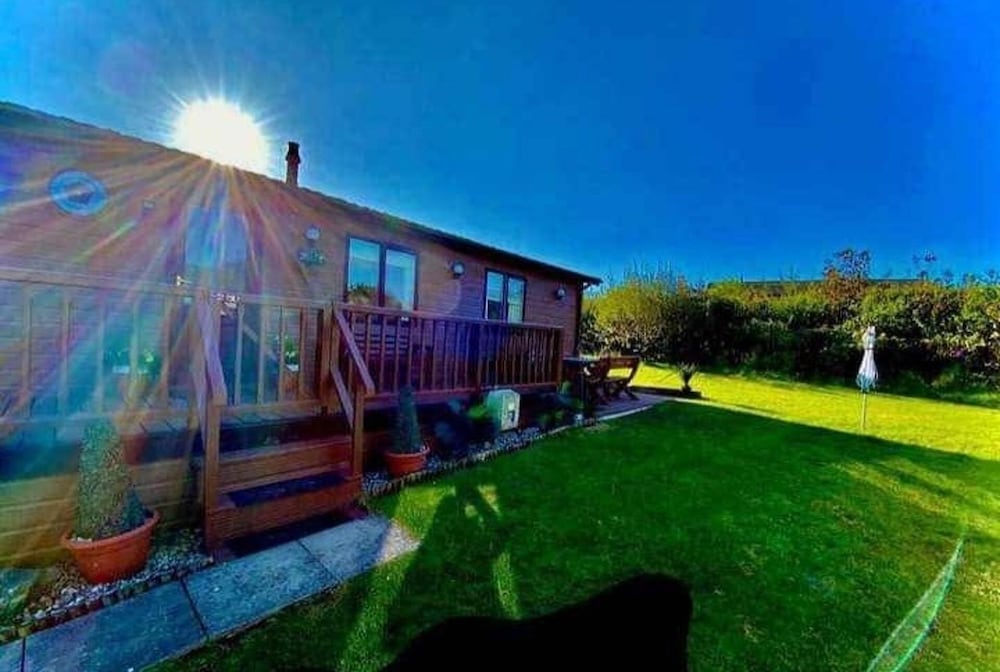 Lodge - Sleeps up to 6, pet Friendly & bbq Allowed
