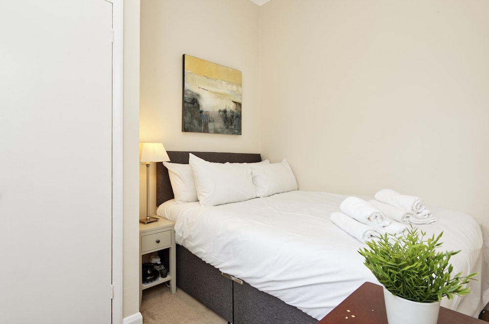 Elegant Earl s Court Flat by Underthedoormat