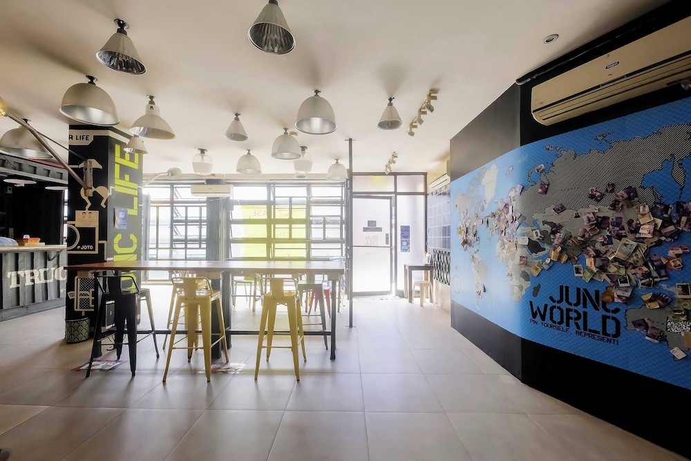 Junction Hostel Poblacion Makati Avenue